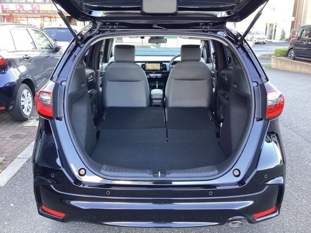 ☆リアシート背もたれを倒せば、ご覧の広さのカーゴスペースを確保出来ます☆