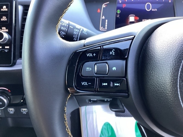 ハンドルオーディオリモコン。手元でオーディオの操作が可能です。走行中でもハンドルから手を離さずに操作ができて安心です。