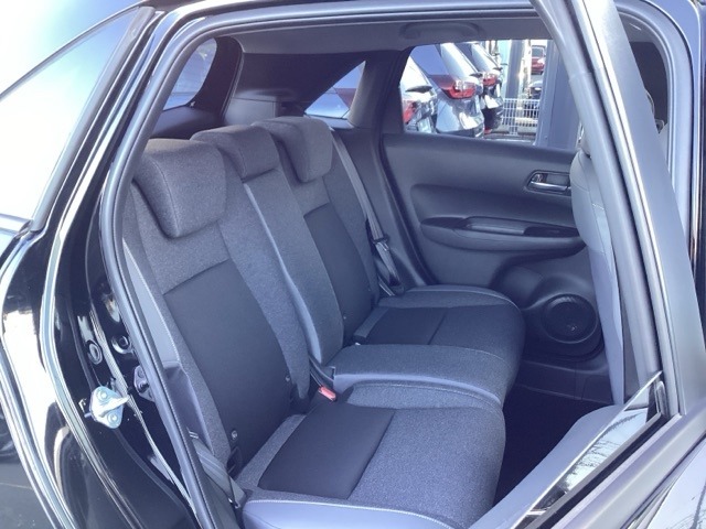 リアシートの足元広々！ゆったり空間で楽チンです。　ロングドライブも快適です。