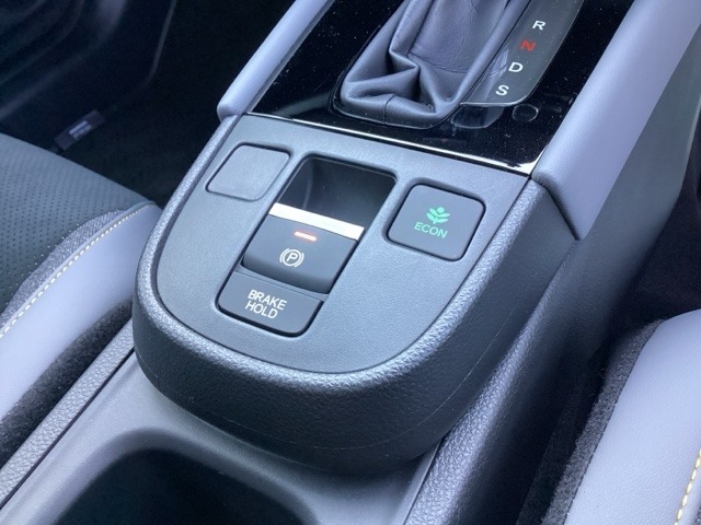 電子パーキングブレーキ、ブレーキホールド搭載！パーキングブレーキは手動で解除スムーズな発進が可能。ブレーキホールドは停車中に、ブレーキペダルを踏み続けなくても、自動的にブレーキを保持する機能です。