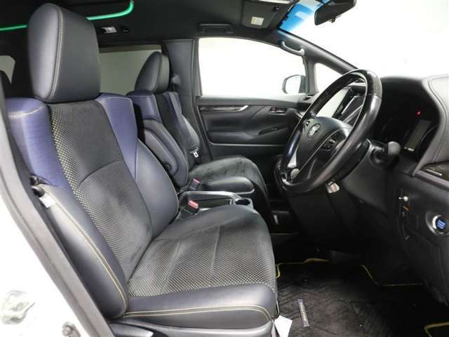 ゆったり室内で運転もしやすいです♪使い勝手の良い配置も考えられています！！
