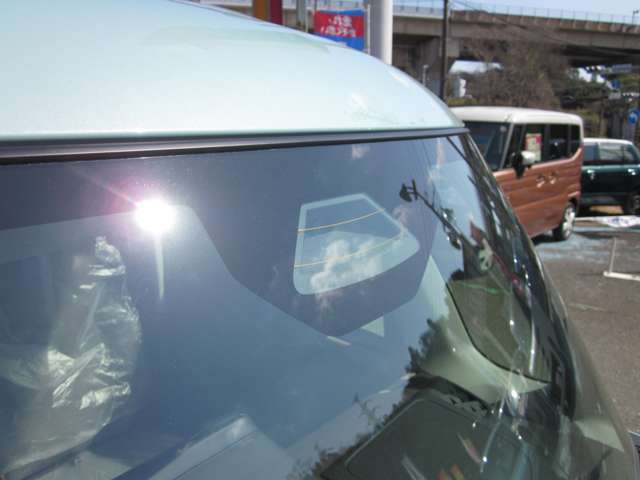 スズキセーフティサポートの単眼カメラ（障害物や前方の車、歩行者を検知し危険回避をサポート）