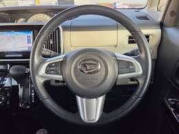 ハンドルスイッチ付きで操作も快適♪ナビやメーターが見やすく使いやすい運転席です。