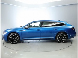 綺麗なサイドシルエットからは、ドアとボディの均一で狭い隙間から、精度の高さにフォルクスワーゲンの誇りを感じます。