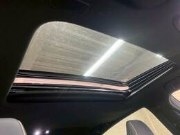 人気オプションのサンルーフ装備！車内も明るくなりドライブがより一層楽しくなります♪