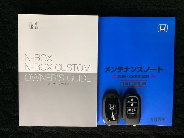 スマートキーは鍵をバッグに入れたままでもドアロックの開閉やエンジンのON・OFFができます。夜間や雨の日も鍵を探さなくて良いので便利です。