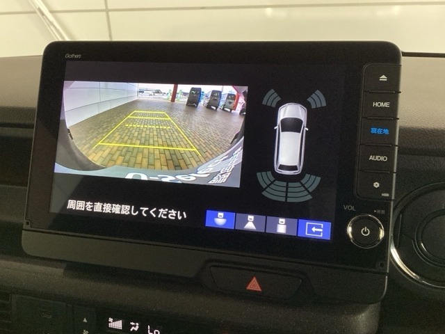リバースギアに入れるだけで後方の表示へ切り替わります。夜間や雨の日の駐車も楽になりますよ。