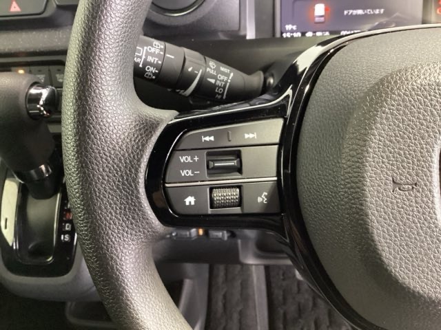 ステアリングにオーディオ操作スイッチが付いています。オーディオ画面に直接タッチしなくても操作が出来ますので、運転に集中できます。