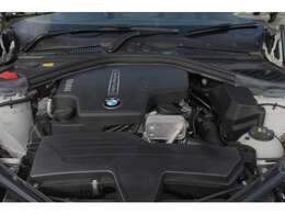 2リッターターボエンジン。コンパクトながらパワフルな噴け上がりです。