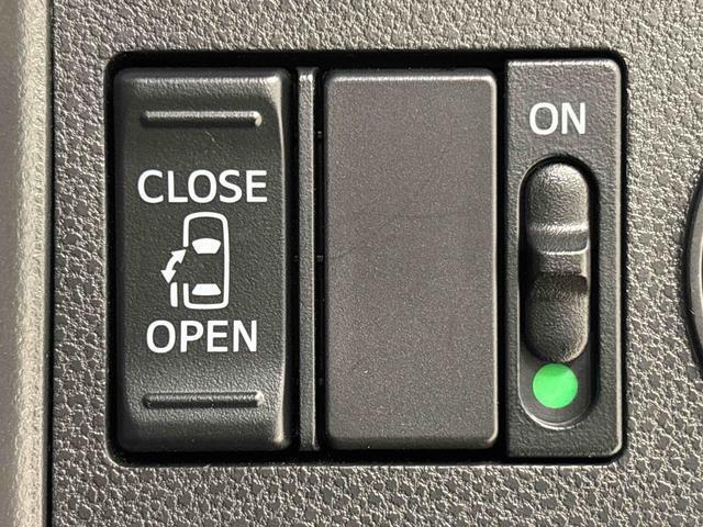 左側後部座席はパワースライドドアになっています。車内のスイッチで操作できるほか、車外からはワンタッチオープン、リモコン操作で予約ロック機能が操作できます。