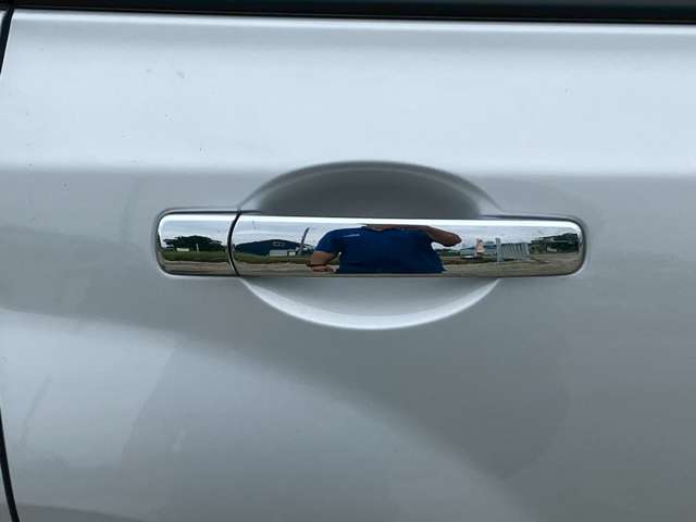 お車の状態は内外装共にとても綺麗な状態を保っておりますので私共でも自信を持ってお薦め出来る1台です！！同年式のお車と比べますと、大事にお乗りだった事を実感して頂けるはずです♪