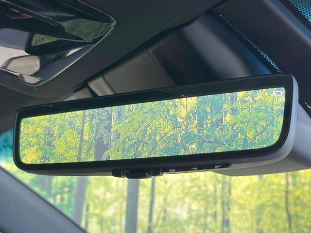 【デジタルインナーミラー】後席の大きな荷物や同乗者で後方が確認しづらい時でも安心！カメラが撮影した車両後方の映像をルームミラー内に表示。クリアな視界で状況の確認が可能です！