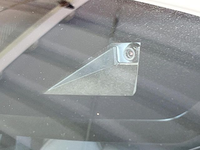 【トヨタセーフティセンス】走行中に前方の車両等を認識し、衝突しそうな時は警報とブレーキで衝突回避と被害軽減をアシスト。より安全にドライブをお楽しみいただけます。