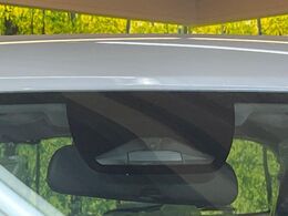 【ホンダセンシング】走行中に前方の車両等を認識し、衝突しそうな時は警報とブレーキで衝突回避と被害軽減をアシスト。より安全にドライブをお楽しみいただけます。