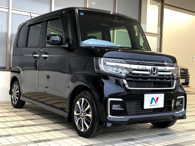 大好評のボディコーティング「弾スプラッシュコート」もご納車までに施工可能。通常のガラスコートと異なる、耐久年数6年の無機質ガラスコーティングが、ボディをキレイな状態に保ってくれます。