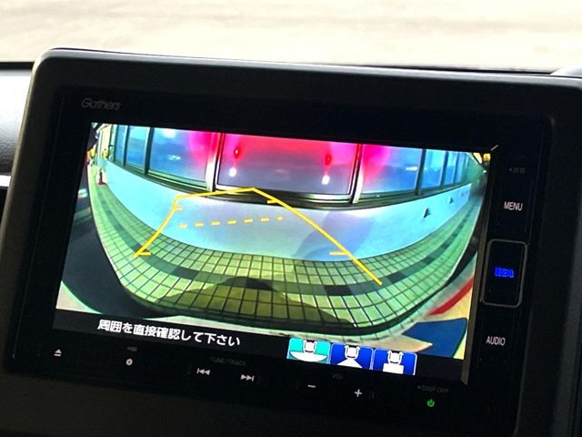 【バックカメラ】駐車時に後方がリアルタイム映像で確認できます。大型商業施設や立体駐車場での駐車時や、夜間のバック時に大活躍！運転スキルに関わらず、今や必須となった装備のひとつです！