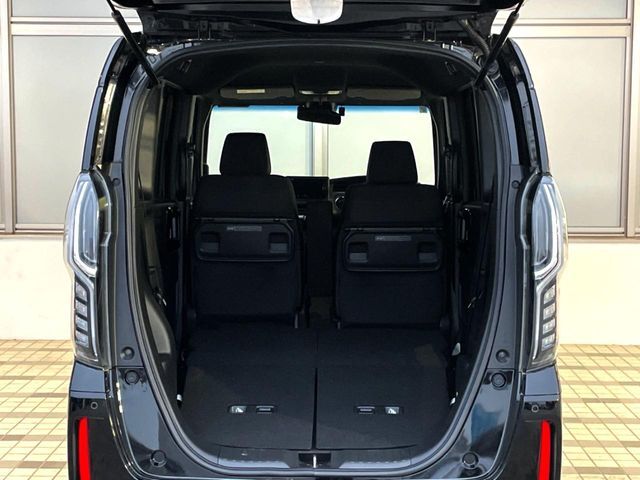 普段のお買い物や通勤、送迎等に十分な荷室スペースを確保しております。セカンドシートを倒すと、大きな荷物の積載も可能です♪