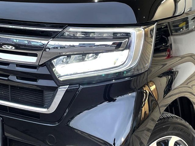 【LEDヘッドライト】悪天候や夜間走行時も良好な視界を確保し安心して運転できる高輝度LEDヘッドライトを装備！点灯速度が早く、消費電力も抑えられています。