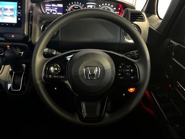 【ステアリングスイッチ】運転中、前方から目線をそらすことなく、オーディオ等の操作が可能な便利機能！安心＆快適なドライブを演出してくれます♪