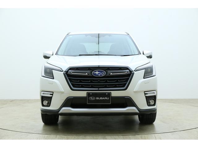 ■危険を察知するための情報は、ミラーのステーやピラーとのわずかなすき間からでも得られます。SUBARUは安全性能に徹底的にまでこだわった視界設計を行っています。