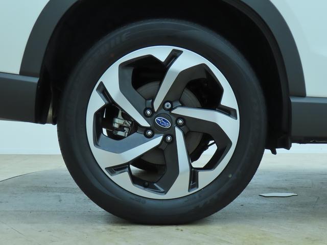 ■悪路でもしっかりとボディを支える安心感と、しっかりと大地をとらえる力強さの両面を表現したホイールデザイン。アルミホイールはカッコイイだけでなく、軽量なので足回りへの負担も少ないです。