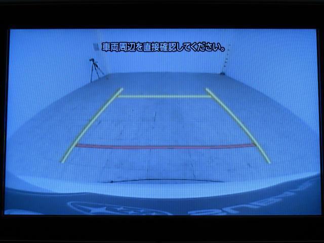 ■リヤビューカメラの映像です。ステアリング連動ガイドラインが、後退時の予想進路を表示し、運転のサポートを致します。