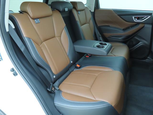 ■乗員間の距離にゆとりをもたせた広々とした室内空間。後部座席の居住スペースも十分に確保されており、足元ゆったり空間を演出致します。長距離ドライブも快適にお過ごし頂けます。