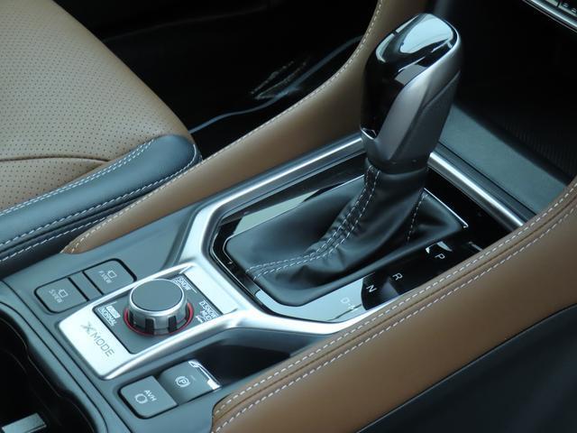 ■センターコンソール全体の画像です。装備も充実しており、扱いやすい設計になっております。パーキングブレーキにはスイッチ一つで作動・解除が可能な電動パーキングブレーキを採用しております。