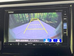 【バックカメラ】駐車時に後方がリアルタイム映像で確認できます。大型商業施設や立体駐車場での駐車時や、夜間のバック時に大活躍！運転スキルに関わらず、今や必須となった装備のひとつです！