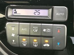 【オートエアコン】一度お好みの温度に設定すれば、車内の温度を検知し風量や温度を自動で調整。暑い…寒い…と何度もスイッチ操作をする必要はありません。快適な車内空間には必須の機能ですね♪