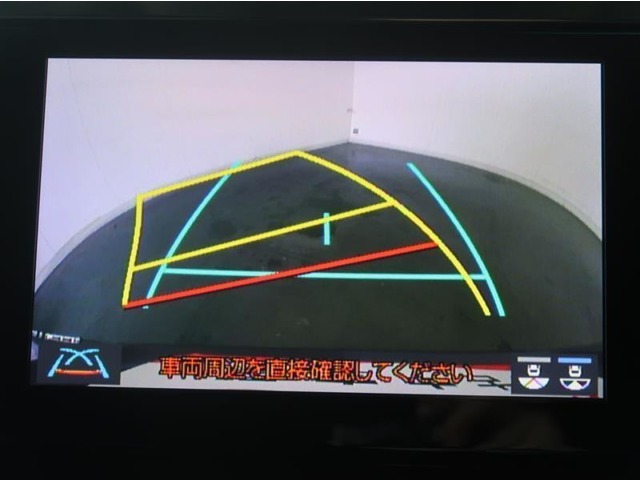 車庫入れなどでバックする際に後方確認ができて便利です。駐車時の頼もしい味方です！