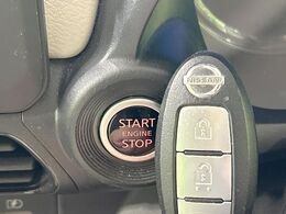 【インテリジェントキー】カバンやポケットに入れたままでもドアの施錠・解錠が可能なスマートキーを装備。エンジンのオン・オフ時もカギを取り出す必要が無いからとっても便利です♪