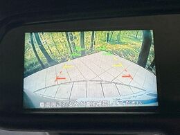 【バックカメラ】駐車時に後方がリアルタイム映像で確認できます。大型商業施設や立体駐車場での駐車時や、夜間のバック時に大活躍！運転スキルに関わらず、今や必須となった装備のひとつです！