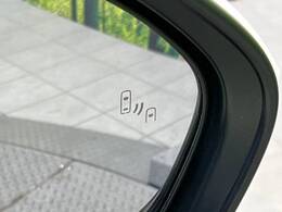 【ブラインドスポットモニター】走行中、ドアミラーの死角になりやすい箇所に後続車が接近するとサイドミラーのレンズに警告を表示！ドライバーに注意喚起をしてくれます。