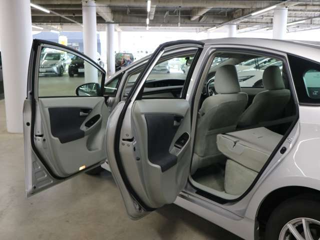 ご納車前のボディガラスコーティングも専門の業者が常駐しておりクオリティの高いコーティングを低価格にてご提供しております♪