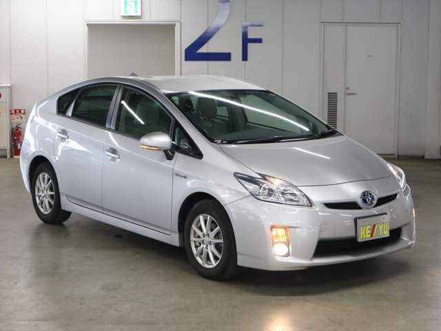 雨が降ってもゆったりと車選びができる全天候型立体展示場！エスカレーター完備！