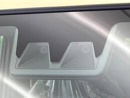 【スマートアシスト】走行中に前方の車両等を認識し、衝突しそうな時は警報とブレーキで衝突回避と被害軽減をアシスト。より安全にドライブをお楽しみいただけます。