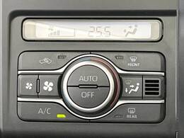 【オートエアコン】一度お好みの温度に設定すれば、車内の温度を検知し風量や温度を自動で調整。暑い…寒い…と何度もスイッチ操作をする必要はありません。快適な車内空間には必須の機能ですね♪