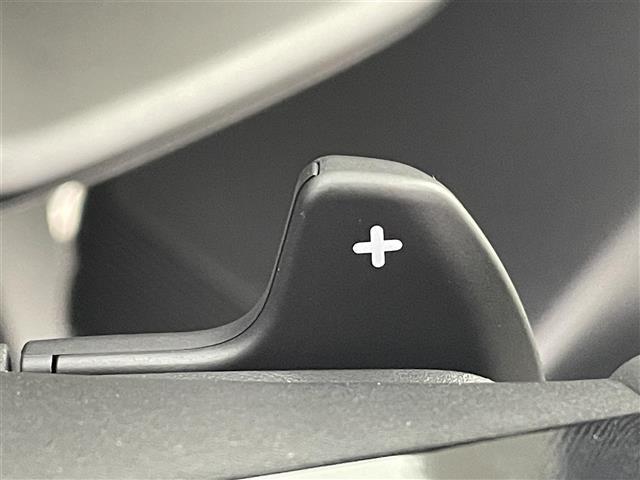 【パドルシフト（AT車）】MT車と同じように好きなギアで走ることができます！ステアリングから手を離さずに指先だけでシフト操作ができ、よりスポーティな走りをお楽しみいただけます。