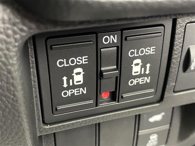 【両側パワースライドドア】小さなお子さまでもボタン一つで乗り降りラクラクです！両手に荷物を抱えている状態でもボタンを押せば自動で開閉するので、お買い物やお出かけの際にはとっても重宝します！