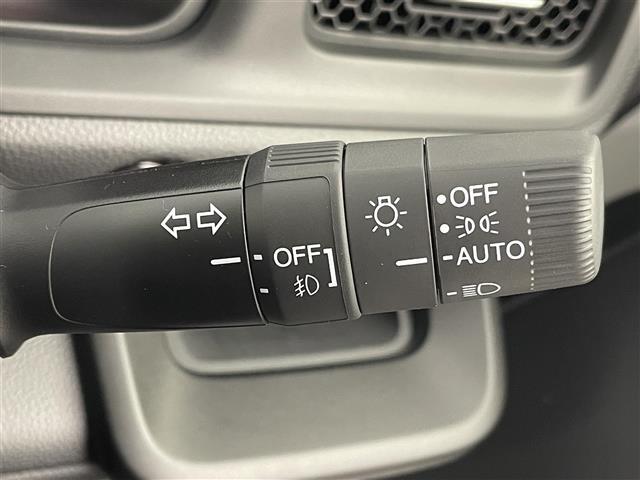 【オートライト（AUTO）】外の明るさをシステムが感知して、自動でヘッドライトが点灯します！ヘッドライトをつけ忘れを防ぐ便利機能です。
