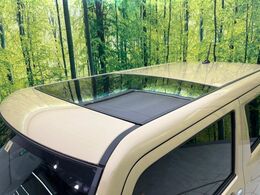 【ガラスルーフ】ガラスルーフ搭載で車内の解放感が一気にアップ！開放的なドライブをお楽しみいただけます。