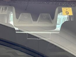 【スマートアシスト】走行中に前方の車両等を認識し、衝突しそうな時は警報とブレーキで衝突回避と被害軽減をアシスト。より安全にドライブをお楽しみいただけます。