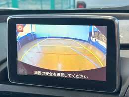 バックカメラがついて後方確認が簡単にできます！苦手としている車庫入れ等も安心して出来ますね！凄く需要の高い装備ですので、最初から付いていれば言う事なしですよね！？