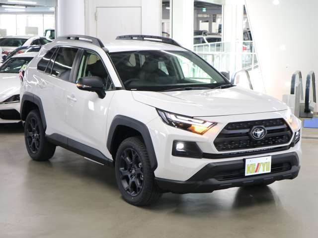 雨が降ってもゆったりと車選びができる全天候型立体展示場！エスカレーター完備！