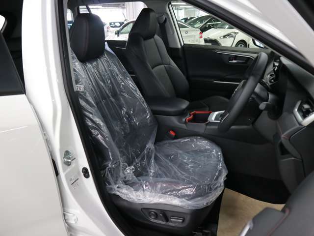 当社販売担当者、仕入担当者、リフトに持ち上げ車検検査員による下廻りチェックをクリアした高品質車を展示しております。