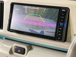 【バックカメラ】駐車時に後方がリアルタイム映像で確認できます。大型商業施設や立体駐車場での駐車時や、夜間のバック時に大活躍！運転スキルに関わらず、今や必須となった装備のひとつです！