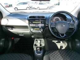 インパネ周りの画像です。シフトレバーはフロアタイプです。