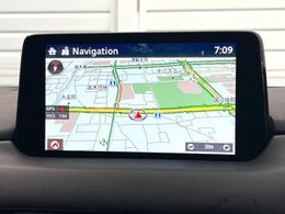 【8インチマツダコネクト】車内の雰囲気にマッチした大型のディスプレイ。スマホ接続でのナビ使用やBluetooth再生等、様々な機能が楽しめます。直感的なダイヤル操作が可能で、使い勝手も良好です。