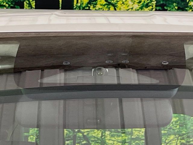 【ホンダセンシング】走行中に前方の車両等を認識し、衝突しそうな時は警報とブレーキで衝突回避と被害軽減をアシスト。より安全にドライブをお楽しみいただけます。